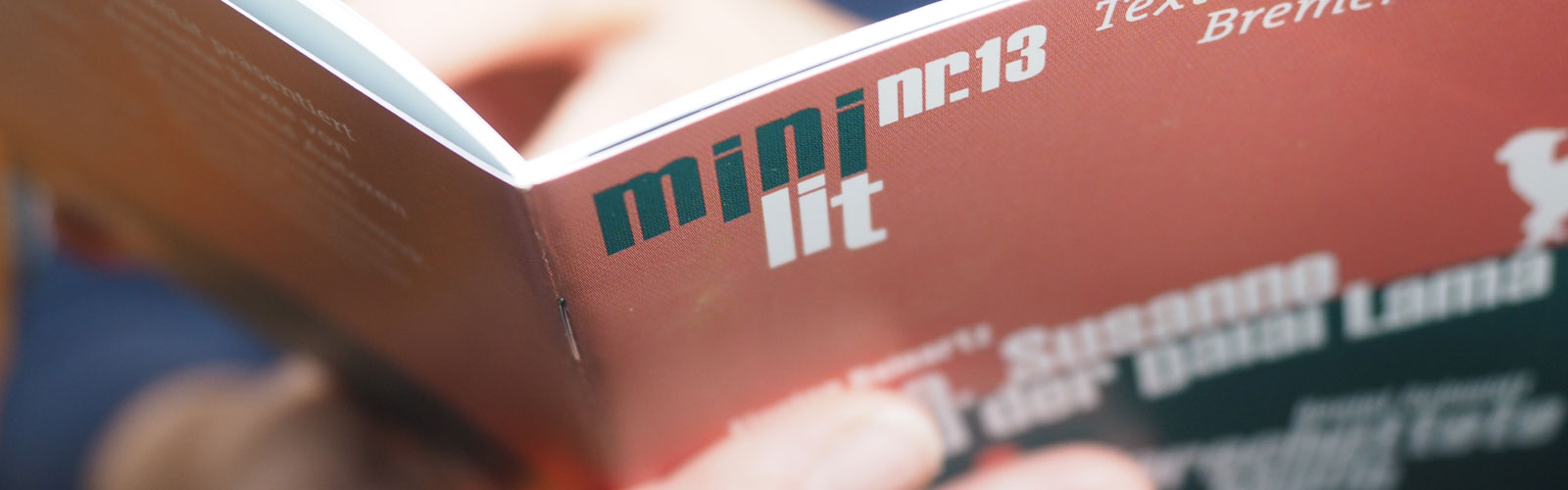 Foto von einer Hand, die ein MiniLit-Heft hält 