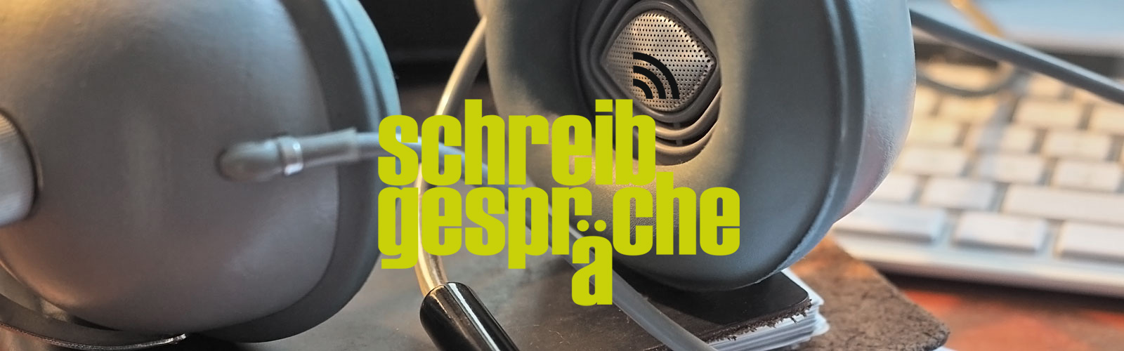 Kopfhörer mit Logo "Schreibgespräche"