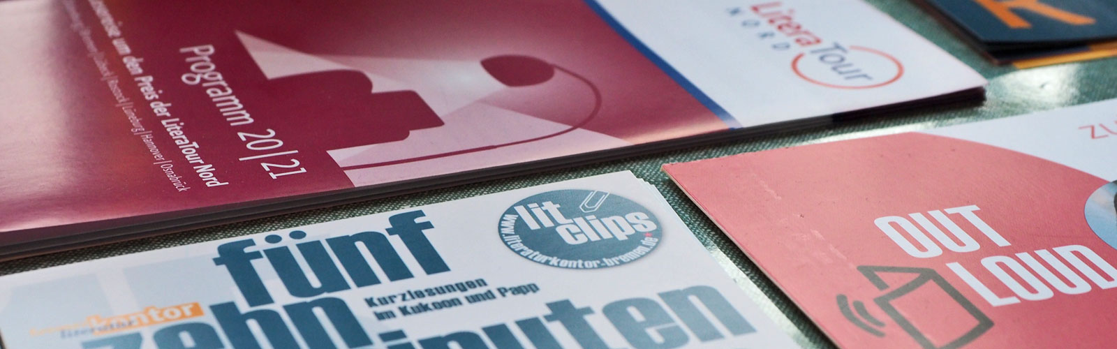 Unterschiedliche Flyer von Reihen vom Literaturkontor