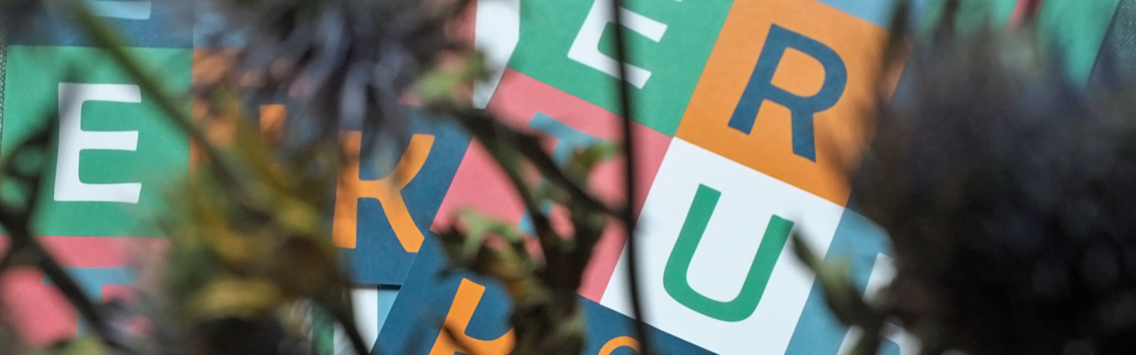 Bunte Flyer vom Literaturkontor