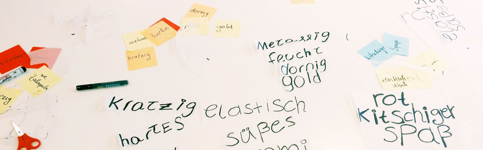 Ausschnitt von einem Arbeitstisch aus einer Schreibwerkstatt