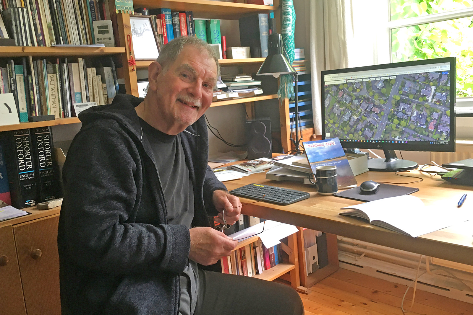 Ian Watson an seinem Schreibtisch