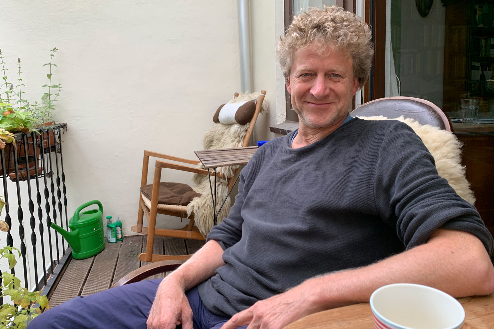 Jörg Isermeyer auf seinem Balkon