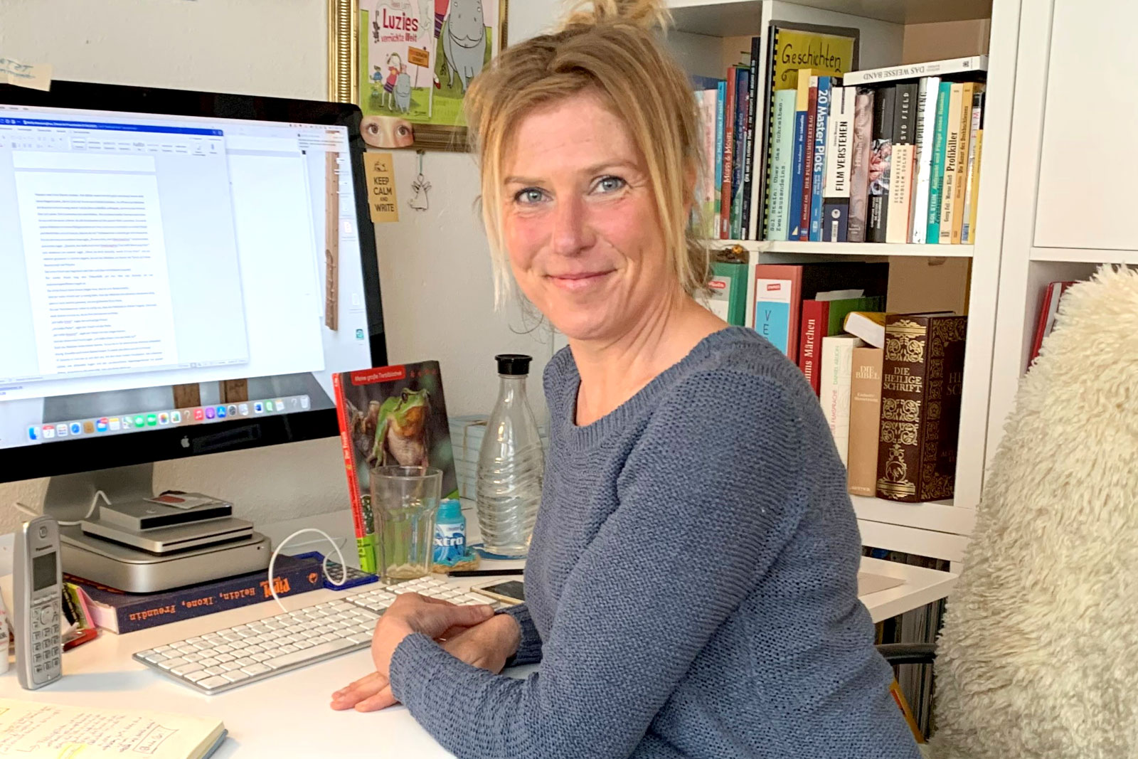 Anna Lott an ihrem Schreibtisch